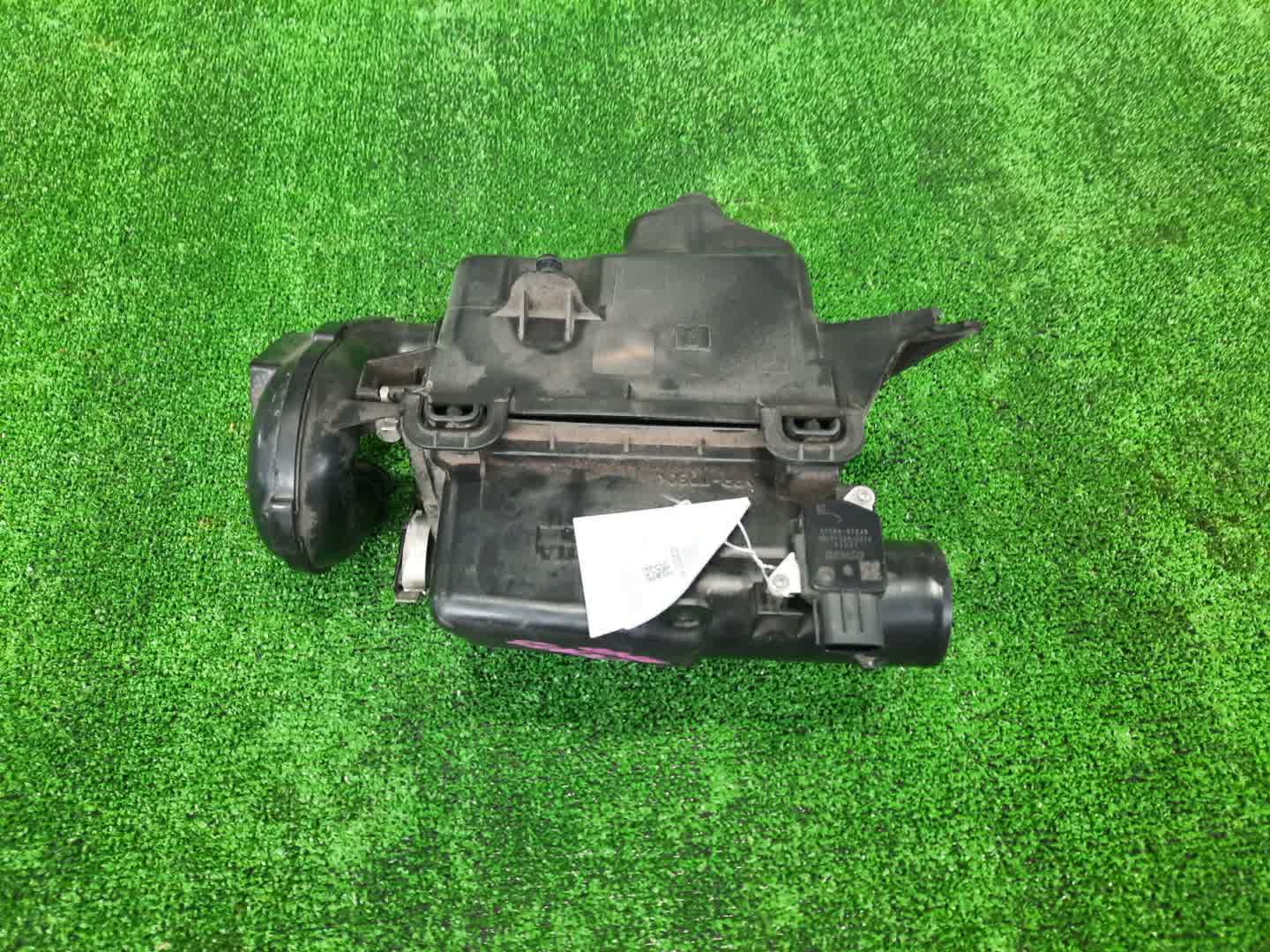 Корпус воздушного фильтра TOYOTA VITZ NHP130 22204-0T040 2 ракурс