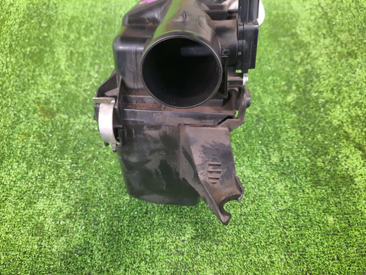 Корпус воздушного фильтра TOYOTA VITZ NHP130 22204-0T040 3 ракурс