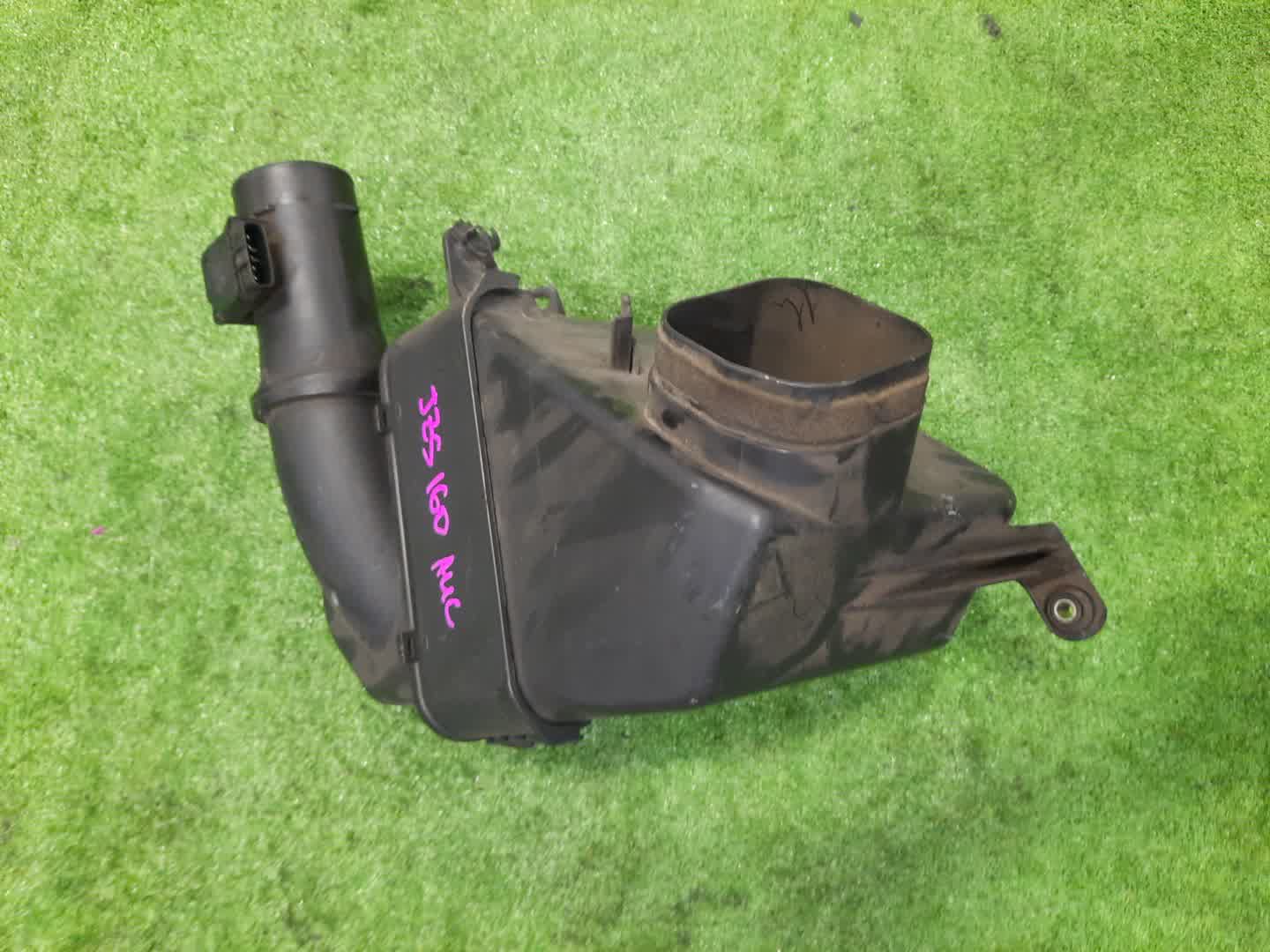 Корпус воздушного фильтра TOYOTA ARISTO JZS160 2JZ-GE 818 1 ракурс Корпус воздушного фильтра TOYOTA ARISTO JZS160 2JZ-GE 818 1 ракурс