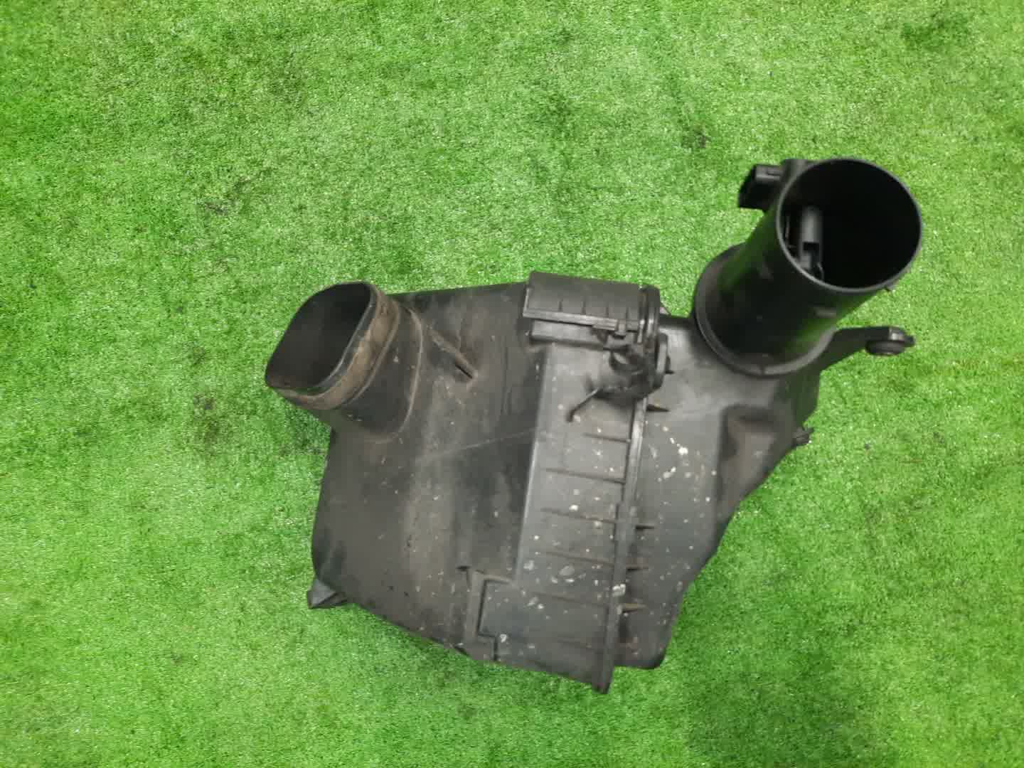 Корпус воздушного фильтра TOYOTA ARISTO JZS160 2JZ-GE 818 2 ракурс Корпус воздушного фильтра TOYOTA ARISTO JZS160 2JZ-GE 818 2 ракурс