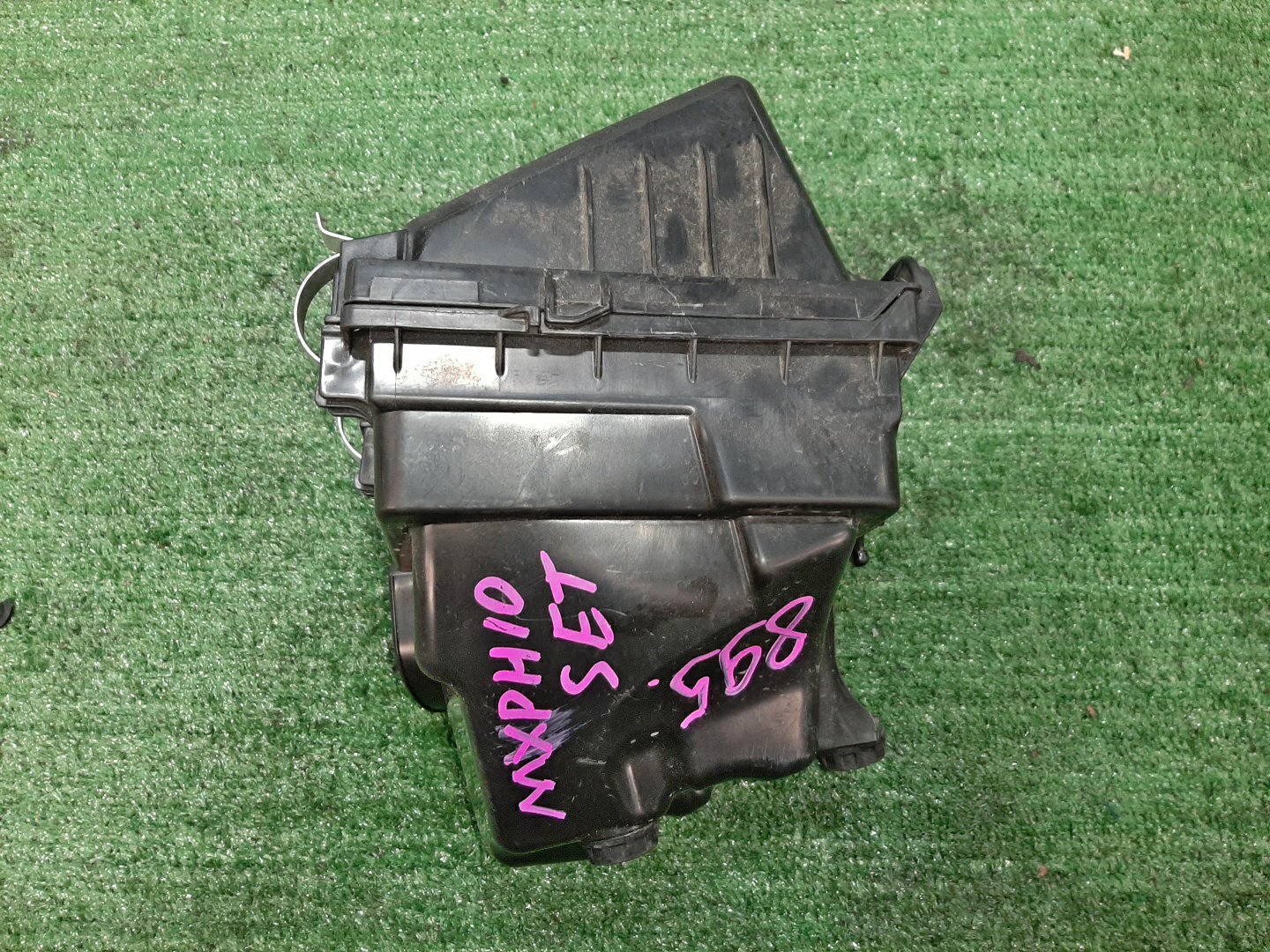 Корпус воздушного фильтра TOYOTA YARIS MXPH10 M15A-FXE 22204-24010 1 ракурс Корпус воздушного фильтра TOYOTA YARIS MXPH10 M15A-FXE 22204-24010 1 ракурс