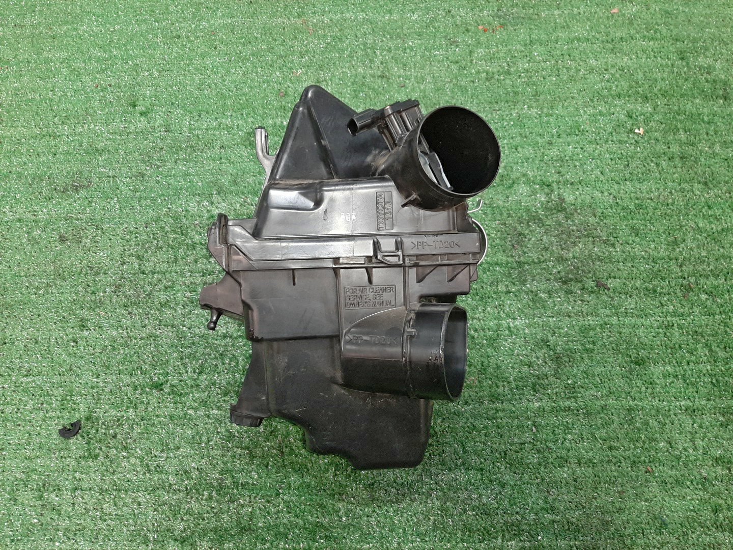 Корпус воздушного фильтра TOYOTA YARIS MXPH10 M15A-FXE 22204-24010 2 ракурс Корпус воздушного фильтра TOYOTA YARIS MXPH10 M15A-FXE 22204-24010 2 ракурс