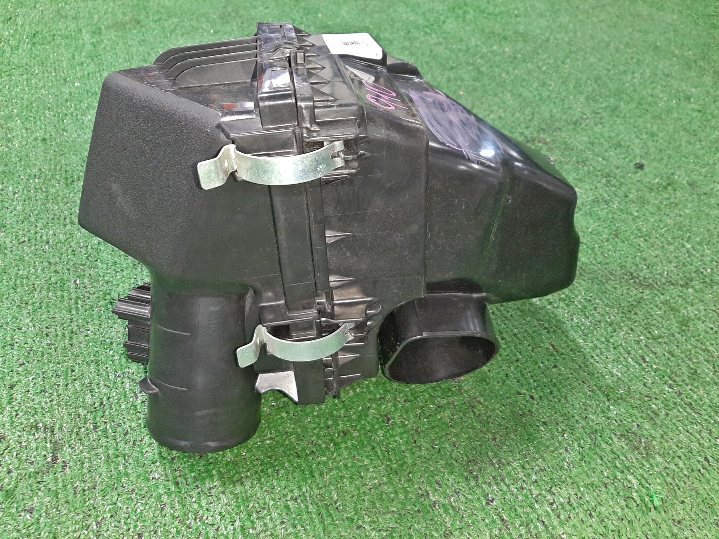 Корпус воздушного фильтра TOYOTA YARIS MXPH10 M15A-FXE 910 2 ракурс Корпус воздушного фильтра TOYOTA YARIS MXPH10 M15A-FXE 910 2 ракурс