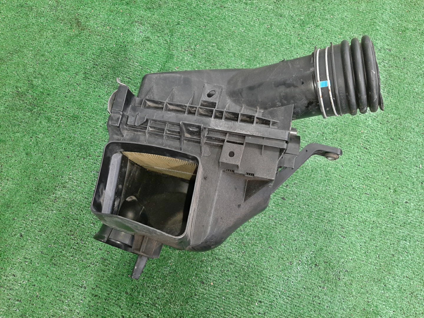 Корпус воздушного фильтра TOYOTA CROWN AWS210 2AR-FSE 914 2 ракурс