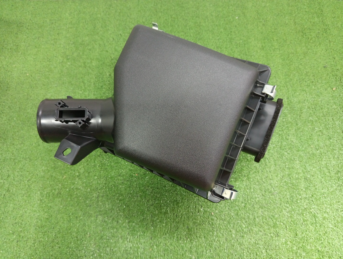 Корпус воздушного фильтра TOYOTA LAND CRUISER VJA300W 17701-70160 1 ракурс