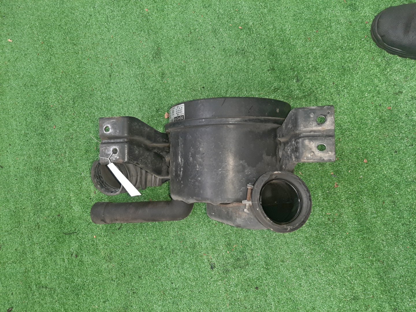 Корпус воздушного фильтра TOYOTA HIACE LH90 2L 932 2 ракурс