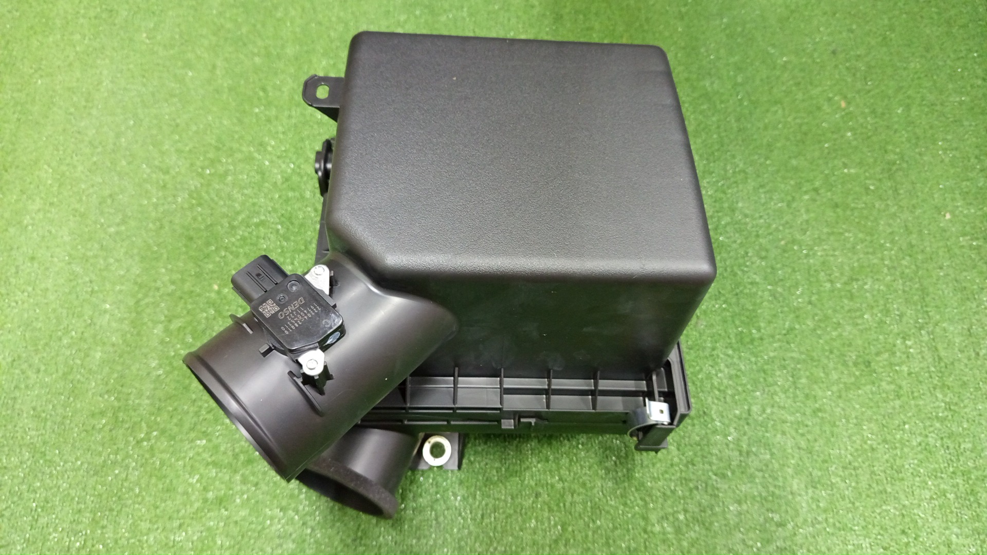 Корпус воздушного фильтра LEXUS RX300 AGL25W 8AR-FTS 17700-36400 2 ракурс