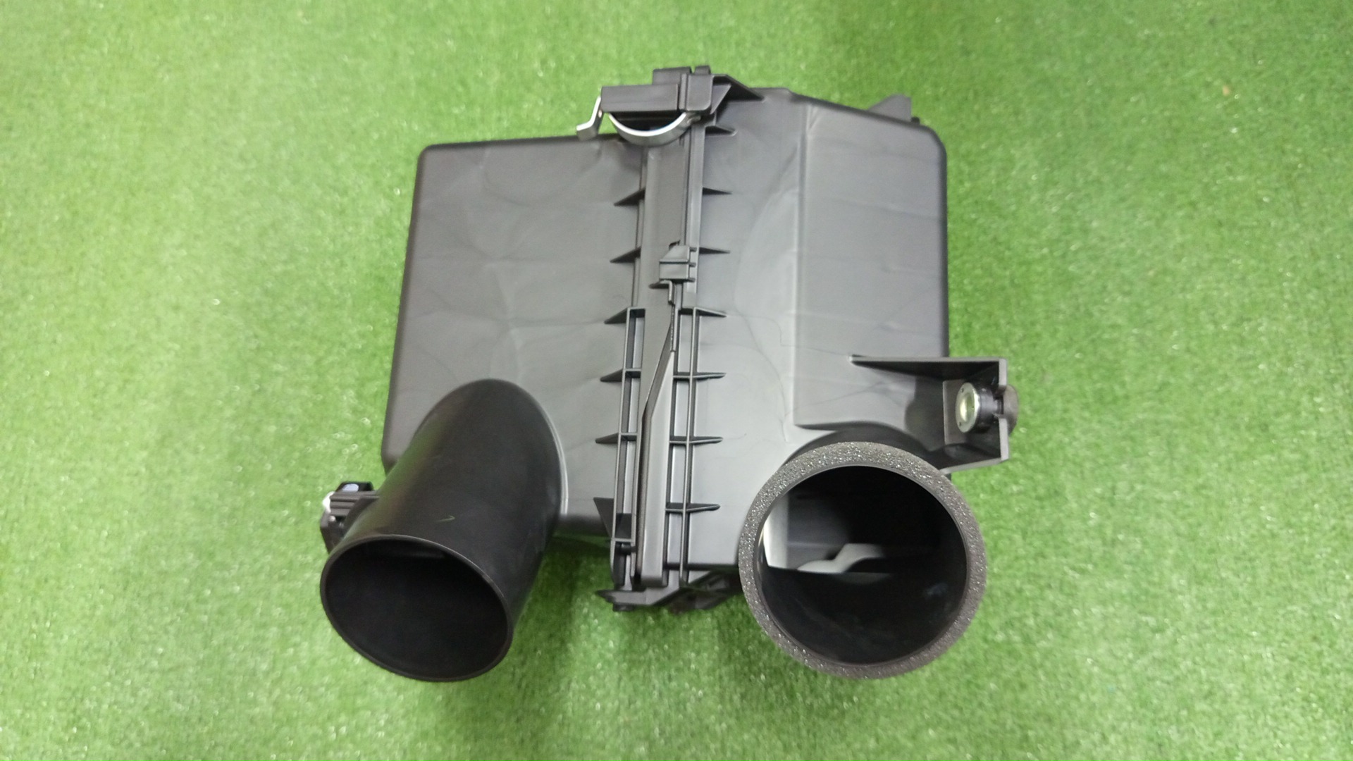 Корпус воздушного фильтра LEXUS RX300 AGL25W 8AR-FTS 17700-36400 4 ракурс