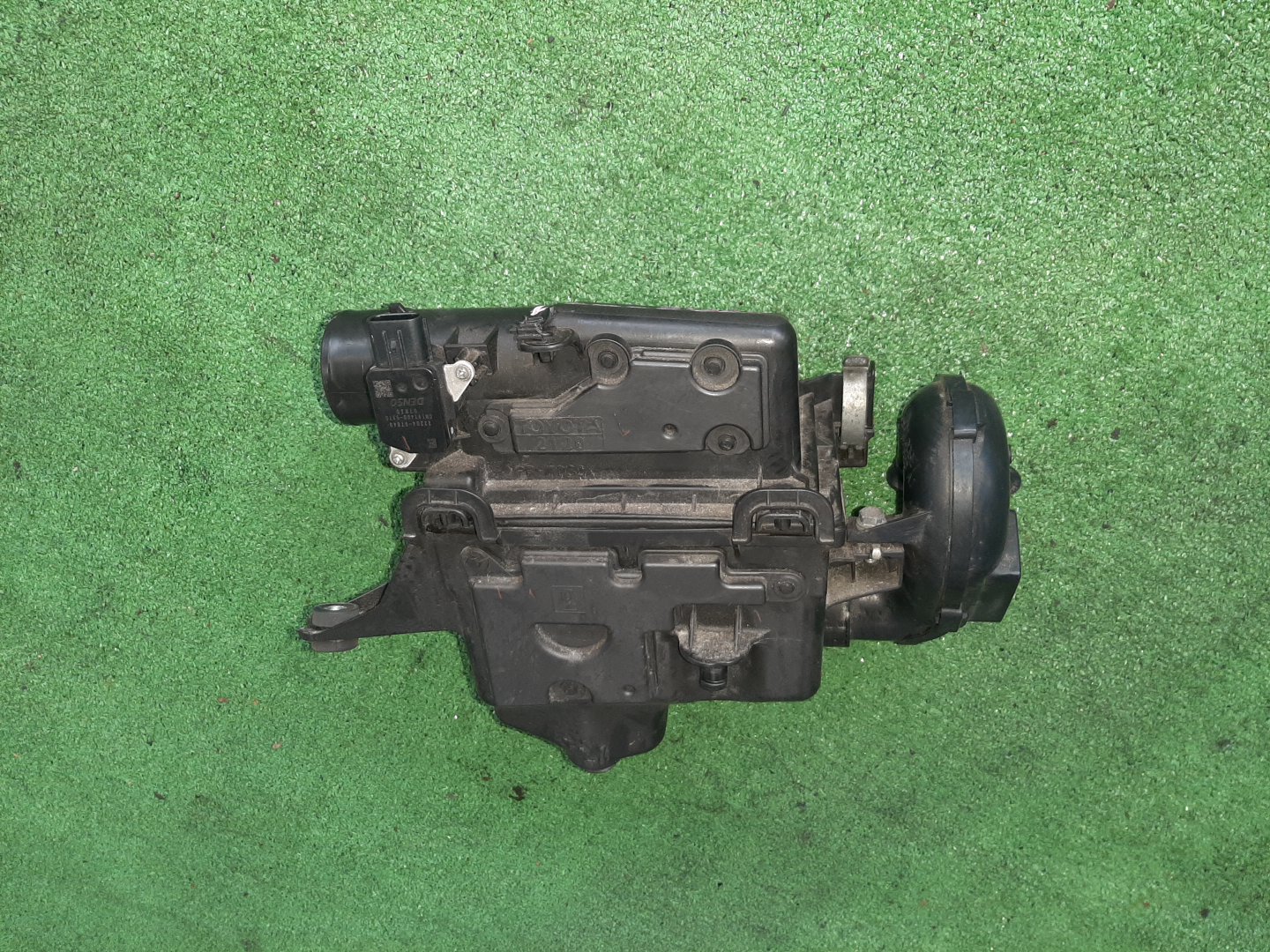 Корпус воздушного фильтра TOYOTA AQUA NHP10 1NZ-FXE 22204-0T040 2 ракурс