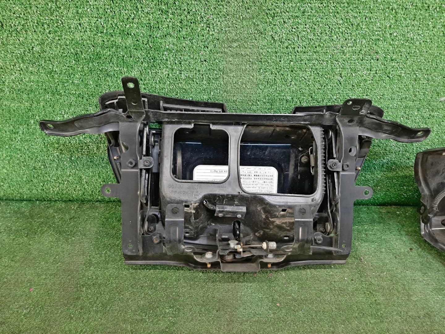 Лючок бензобака NISSAN LEAF ZE0 4 ракурс