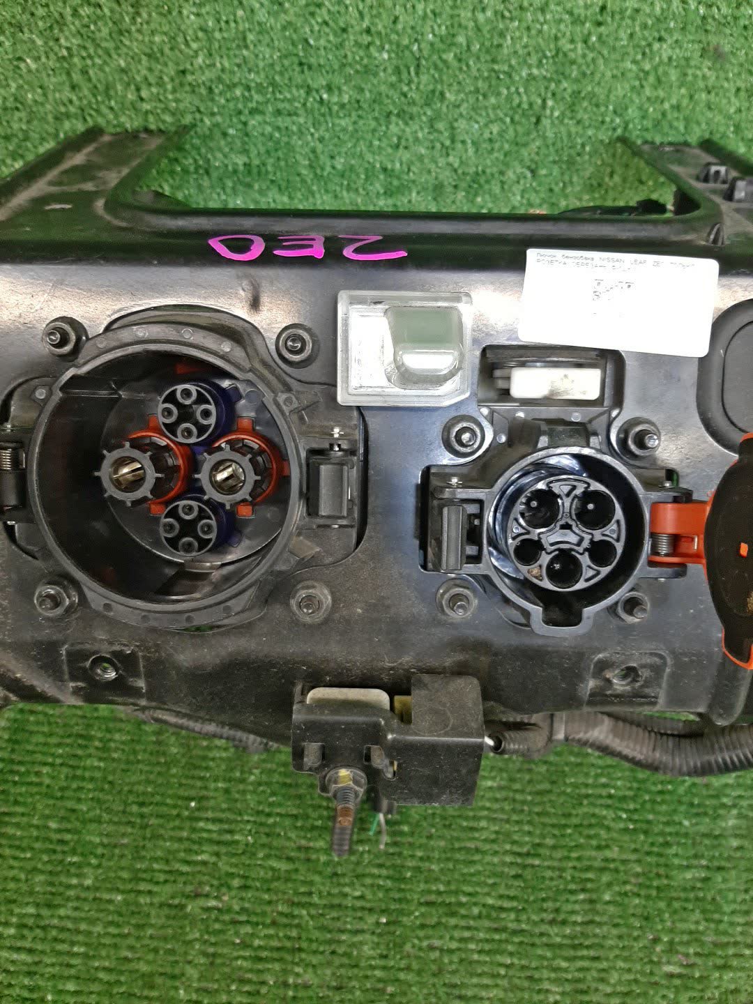 Лючок бензобака NISSAN LEAF ZE0 2 ракурс
