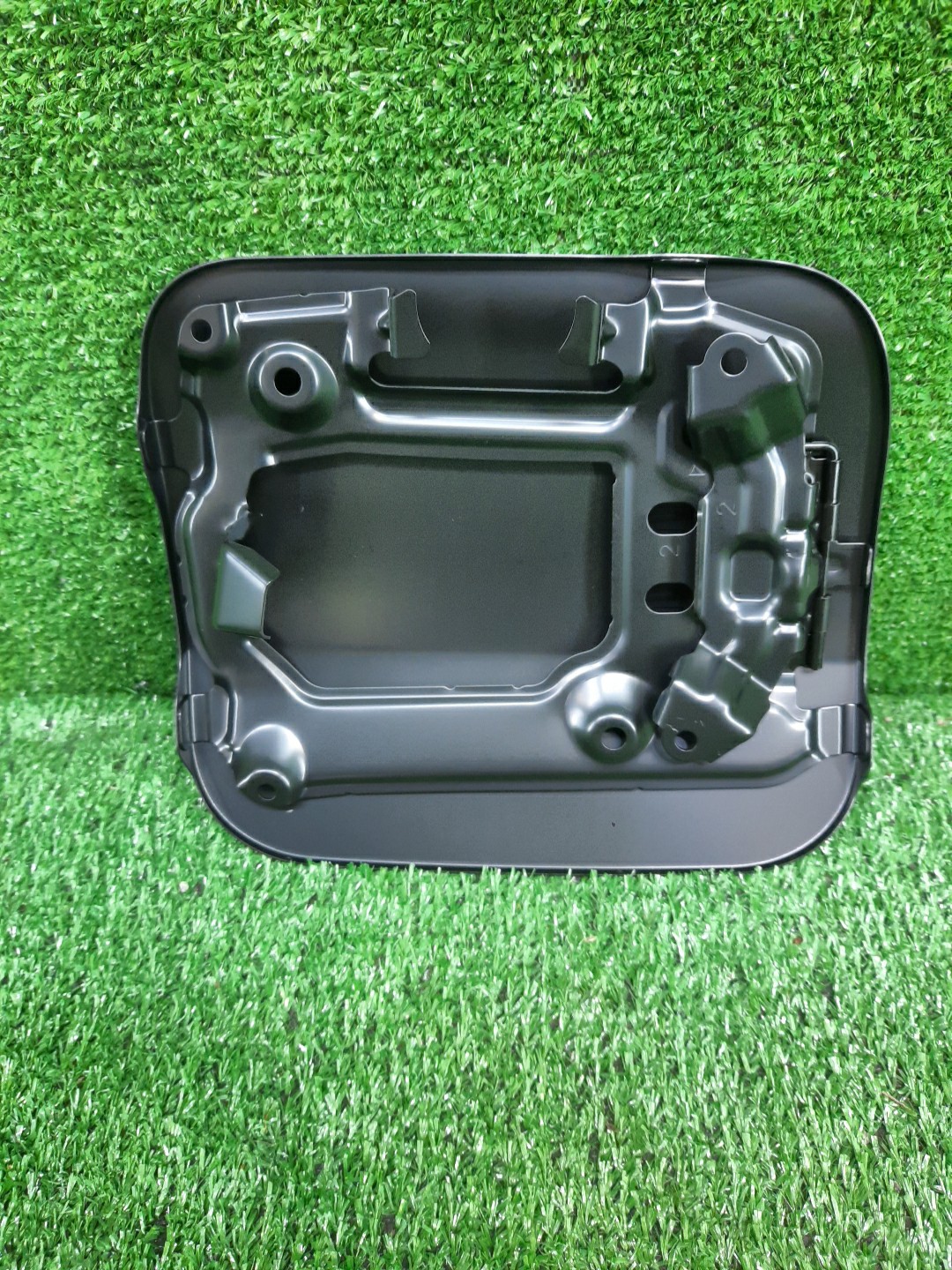 Лючок бензобака TOYOTA COROLLA CROSS ZSG10 77350-16270 2 ракурс