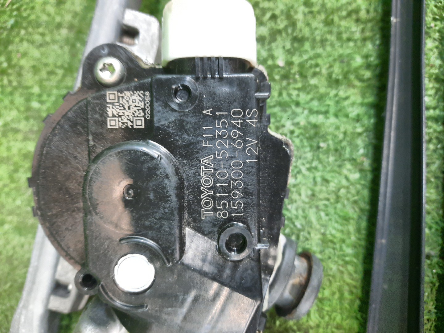 Моторчик стеклоочистителя TOYOTA VITZ KSP130 85110-52351 3 ракурс