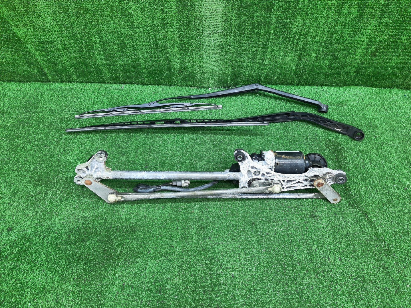 Моторчик стеклоочистителя TOYOTA CAMRY ACV30 85110-33250 2 ракурс Моторчик стеклоочистителя TOYOTA CAMRY ACV30 85110-33250 2 ракурс