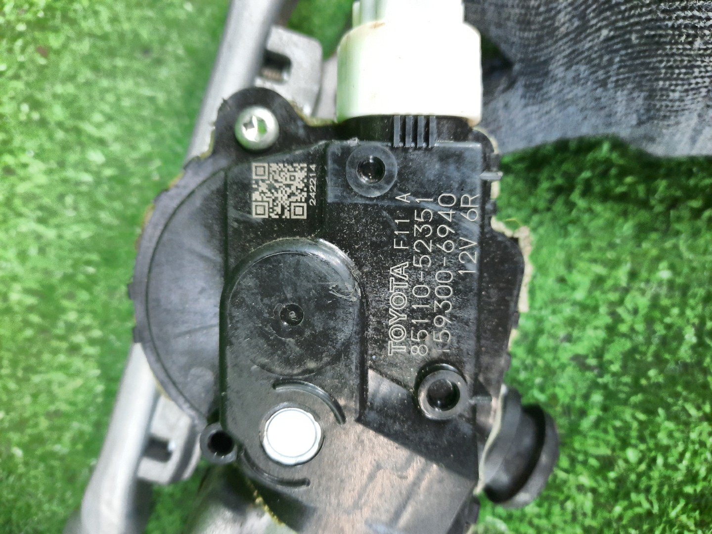 Моторчик стеклоочистителя TOYOTA VITZ KSP130 85110-52351 2 ракурс
