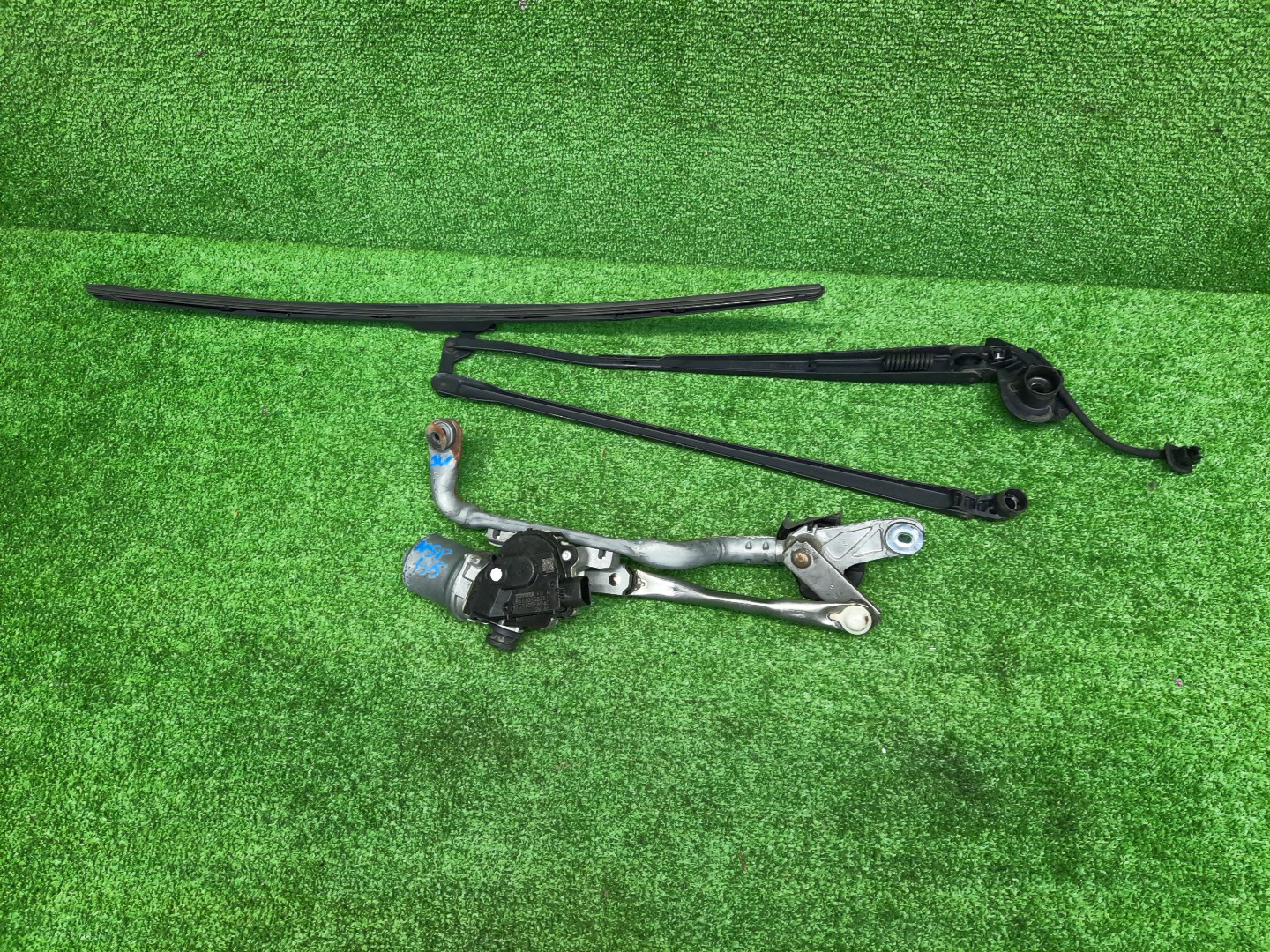 Моторчик стеклоочистителя TOYOTA VITZ NSP135 85110-52351 2 ракурс