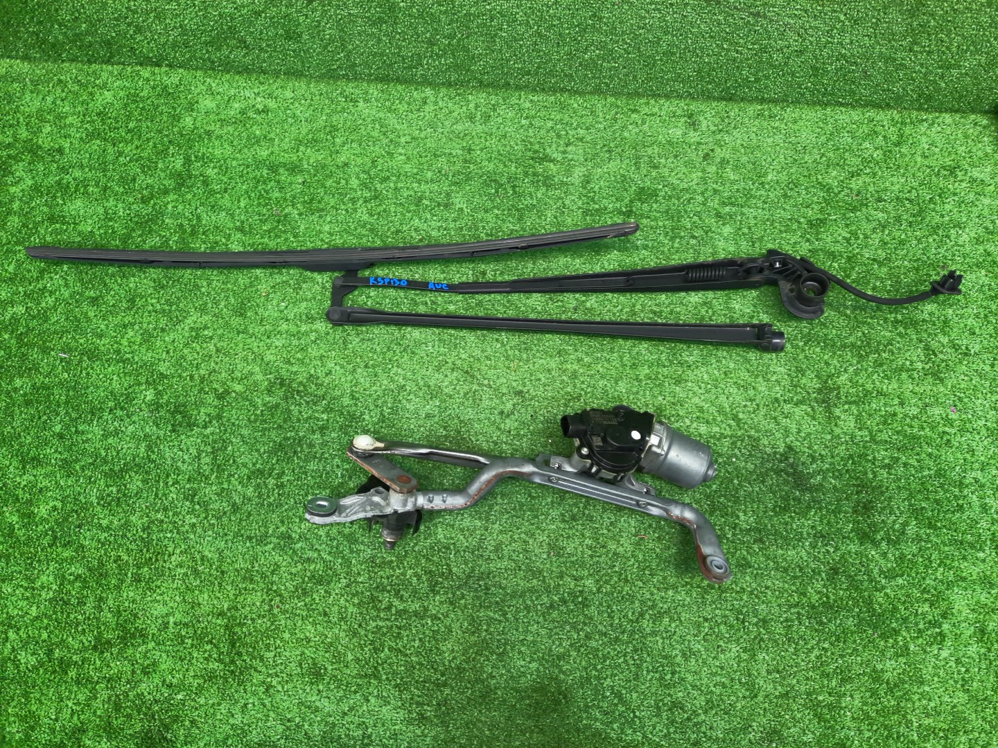 Моторчик стеклоочистителя TOYOTA VITZ KSP130 85110-52351 2 ракурс