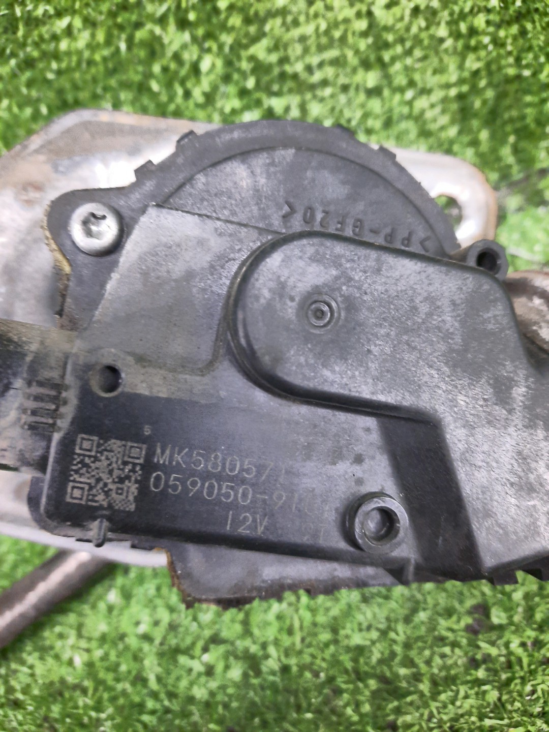 Моторчик стеклоочистителя MITSUBISHI FUSO CANTER FBA00 MK580571 2 ракурс