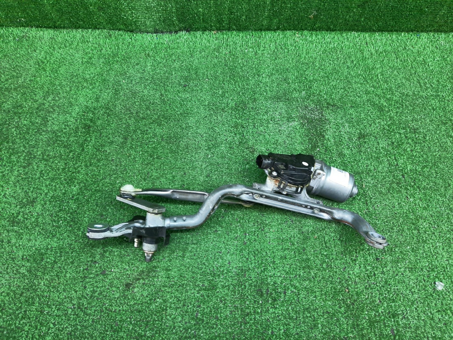 Моторчик стеклоочистителя TOYOTA VITZ KSP130 85110-52351 1 ракурс