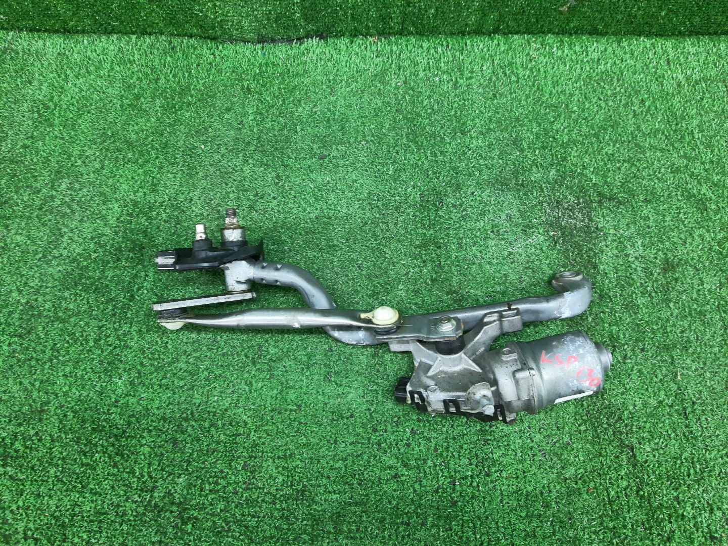 Моторчик стеклоочистителя TOYOTA VITZ KSP130 85110-52351 2 ракурс