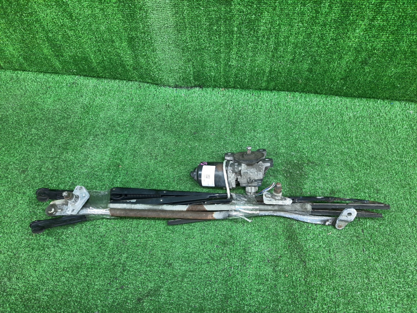 Моторчик стеклоочистителя TOYOTA CAMRY SV30 85110-32280 1 ракурс Моторчик стеклоочистителя TOYOTA CAMRY SV30 85110-32280 1 ракурс