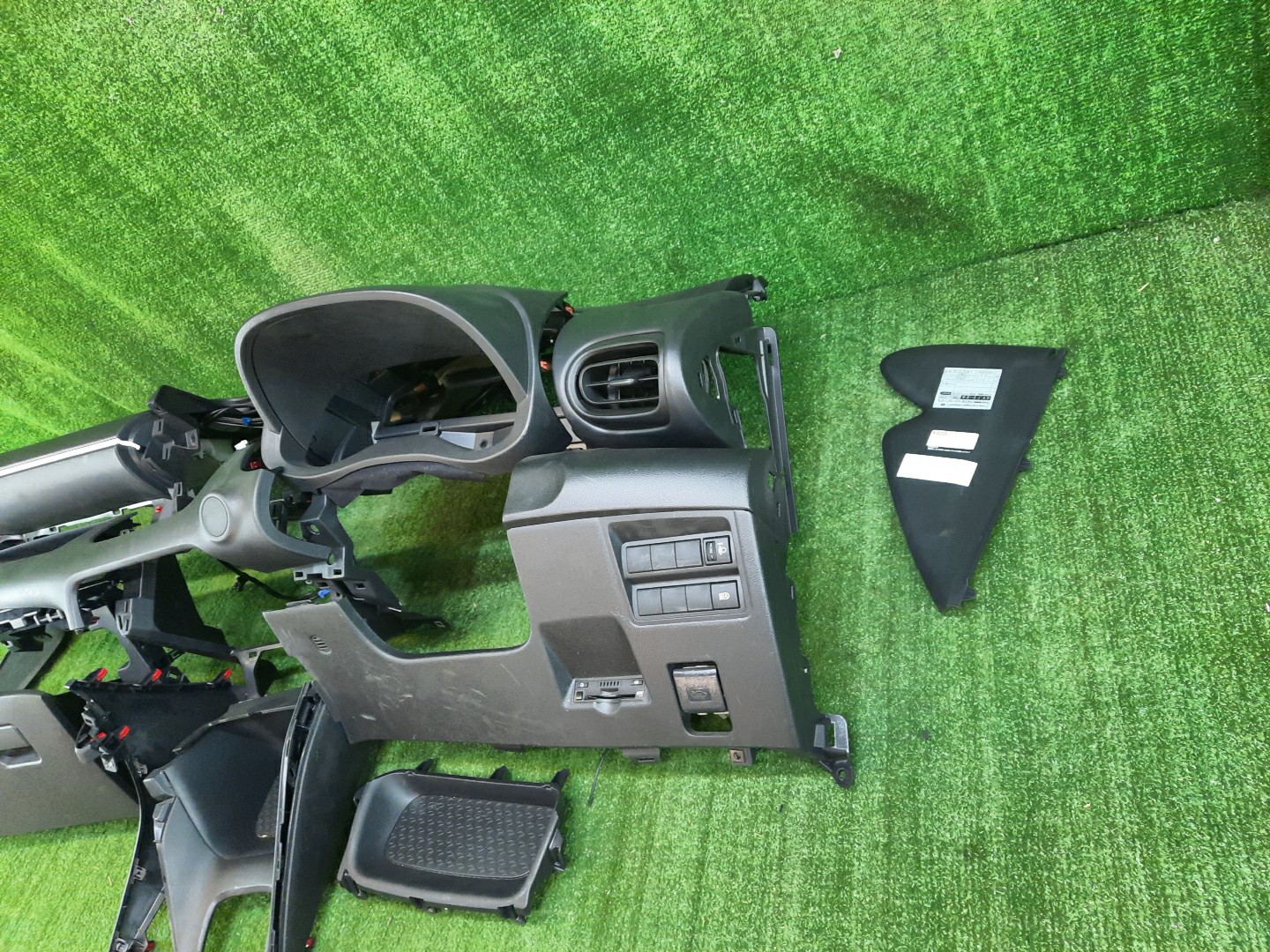 Торпедо TOYOTA YARIS MXPH10 2 ракурс