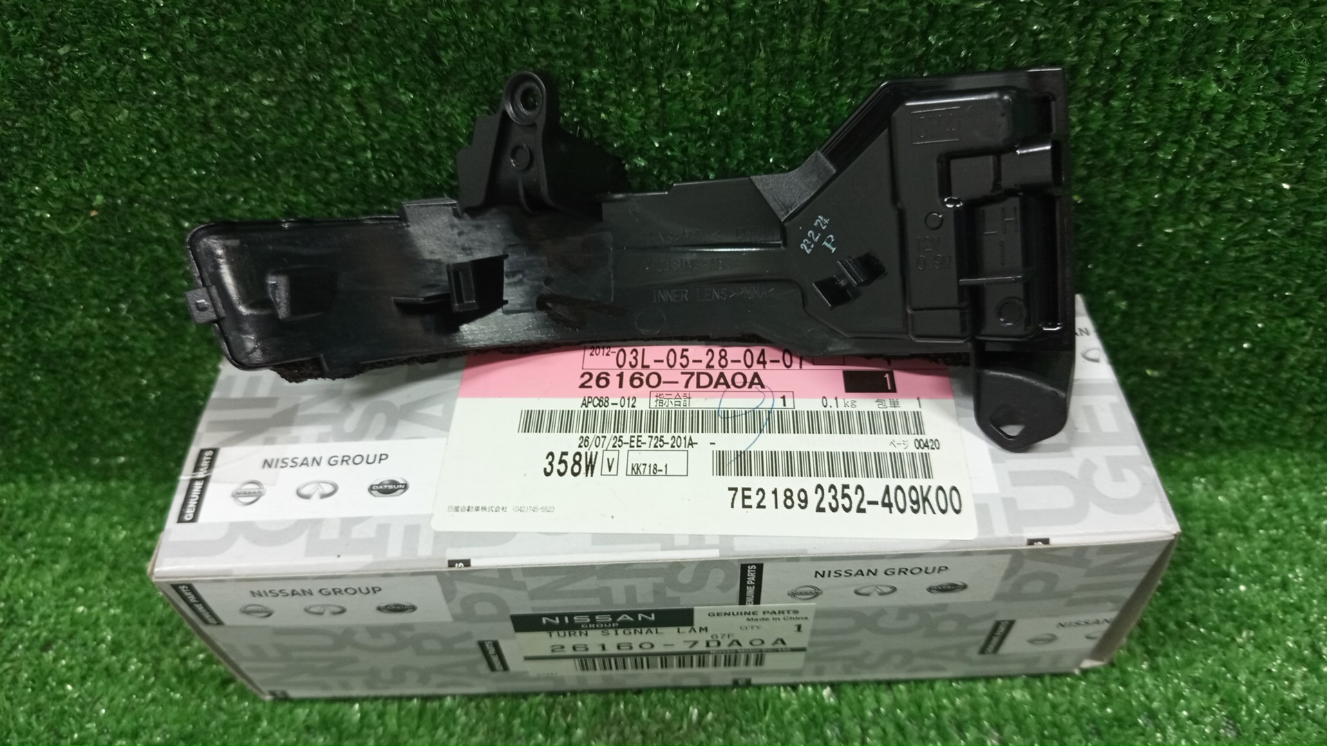 Повторитель поворота правый передний NISSAN SERENA FC28 26160-7DA0A 2 ракурс