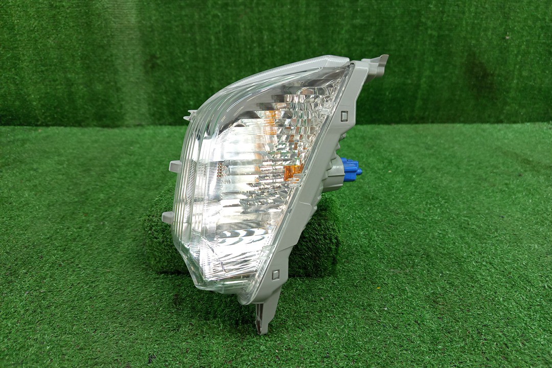 Повторитель поворота левый передний TOYOTA AQUA NHP10 2 ракурс