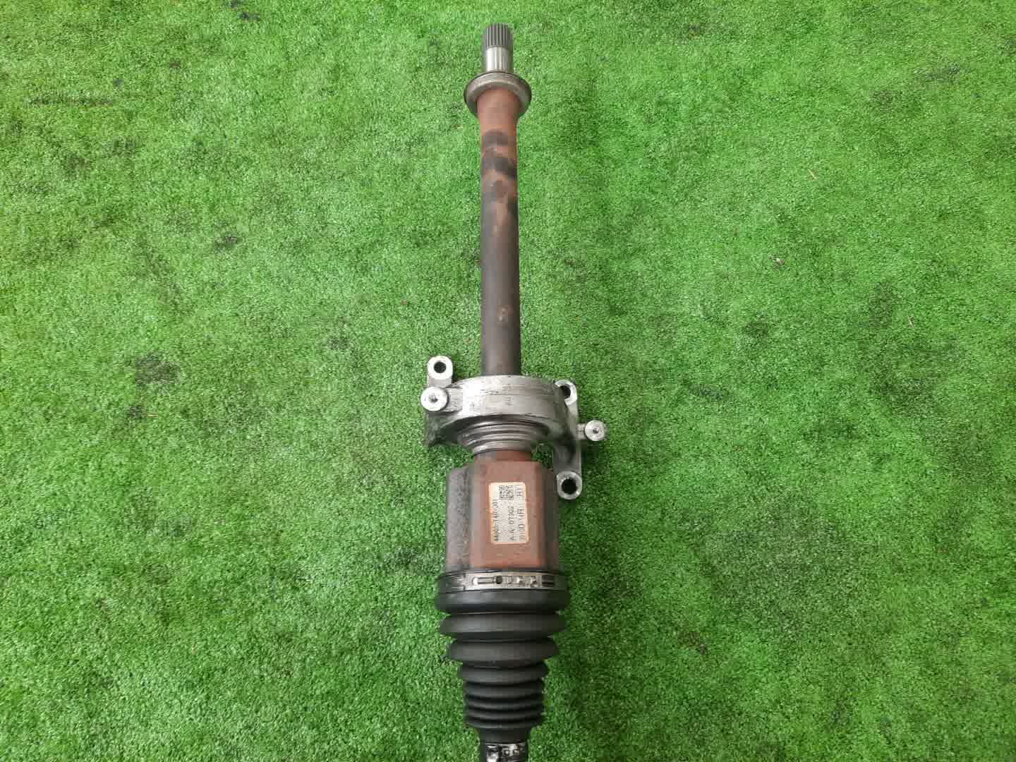 Привод правый передний HONDA JADE FR4 LEB 3 ракурс Привод правый передний HONDA JADE FR4 LEB 3 ракурс