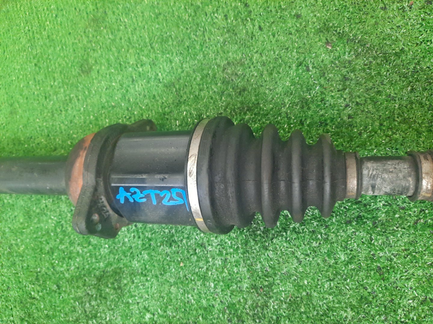 Привод правый передний TOYOTA AVENSIS AZT251 2AZ-FSE 3 ракурс