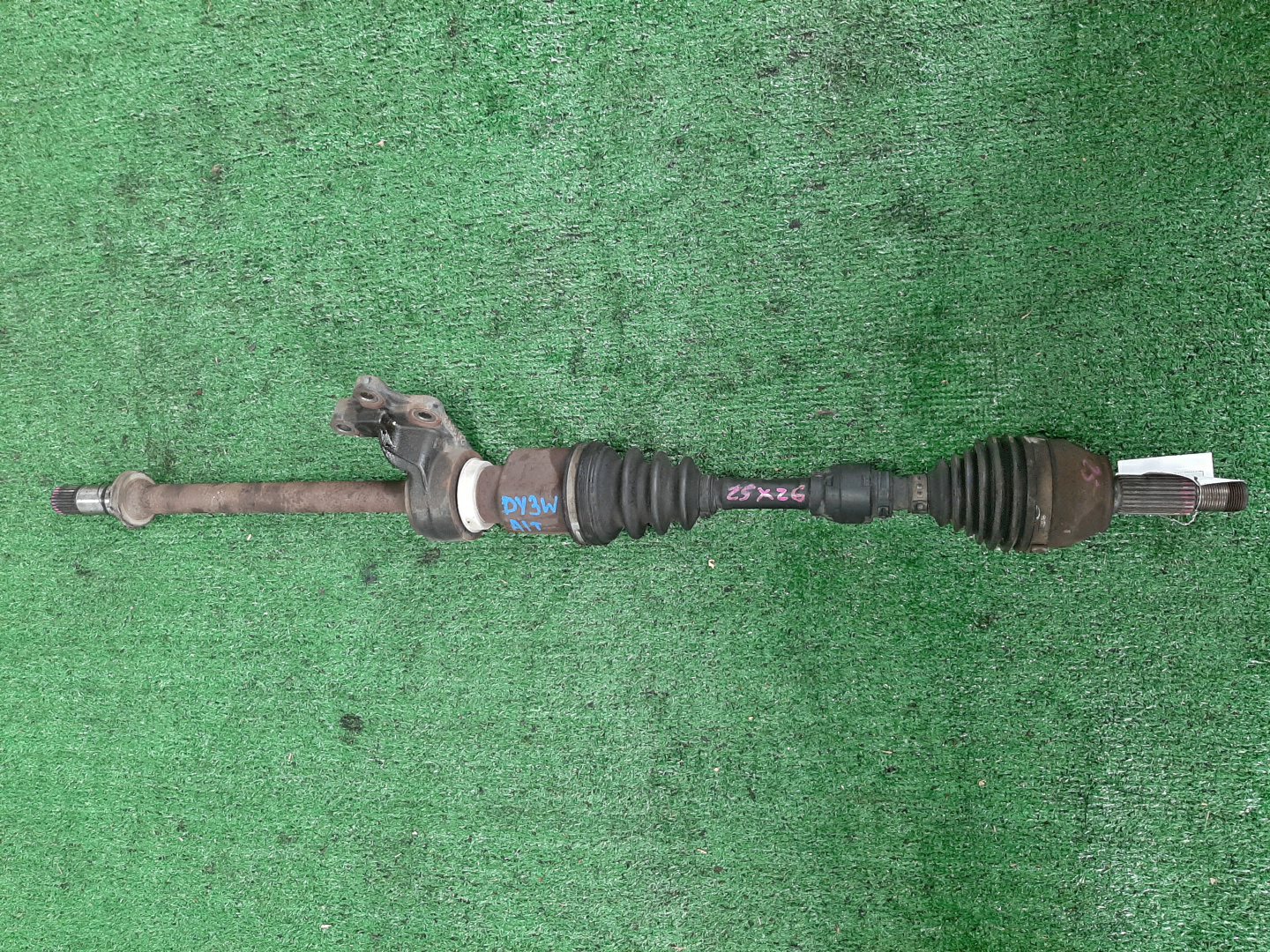 Привод правый передний  MAZDA DEMIO, VERISA DY3W, DY5W, DY3R, DC5R, DC5W ZJ-VE, ZY-VE 1 ракурс