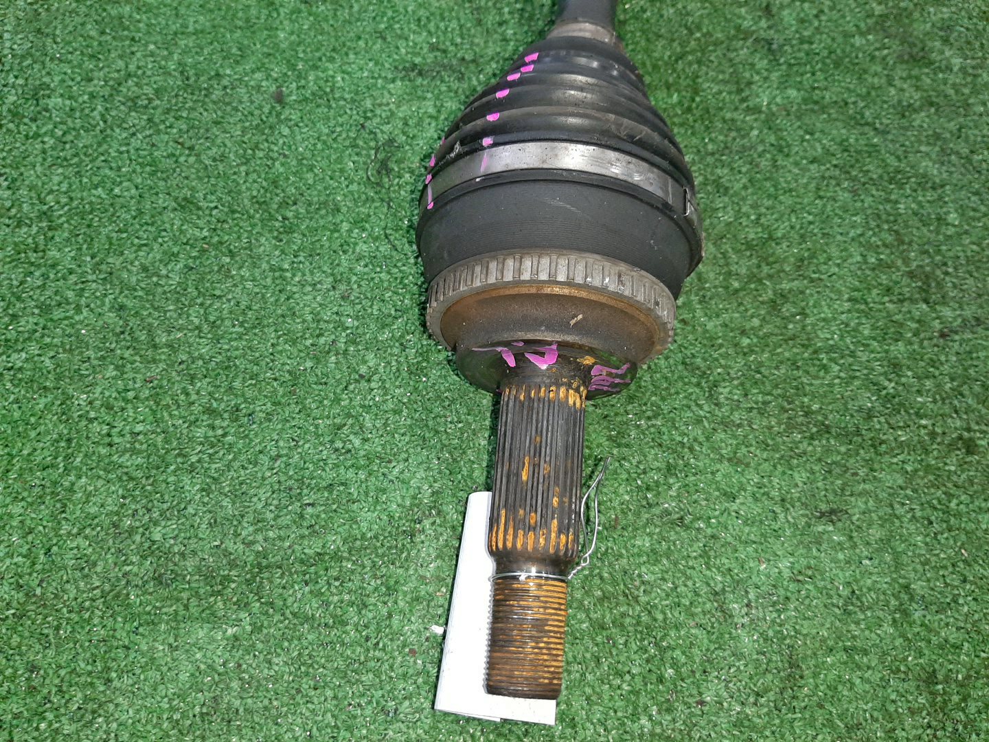 Привод левый передний TOYOTA AXIO, PREMIO, ISIS, WISH, ALLION, COROLLA FIELDER, COROLLA  AXIO, FIELDER ZRE142, ZRT260, ZGM10, ZGM10W, ZGM10G, ZGE20W, ZGE20G, ZRE142G 2ZR-FAE, 2ZR-FE 2 ракурс