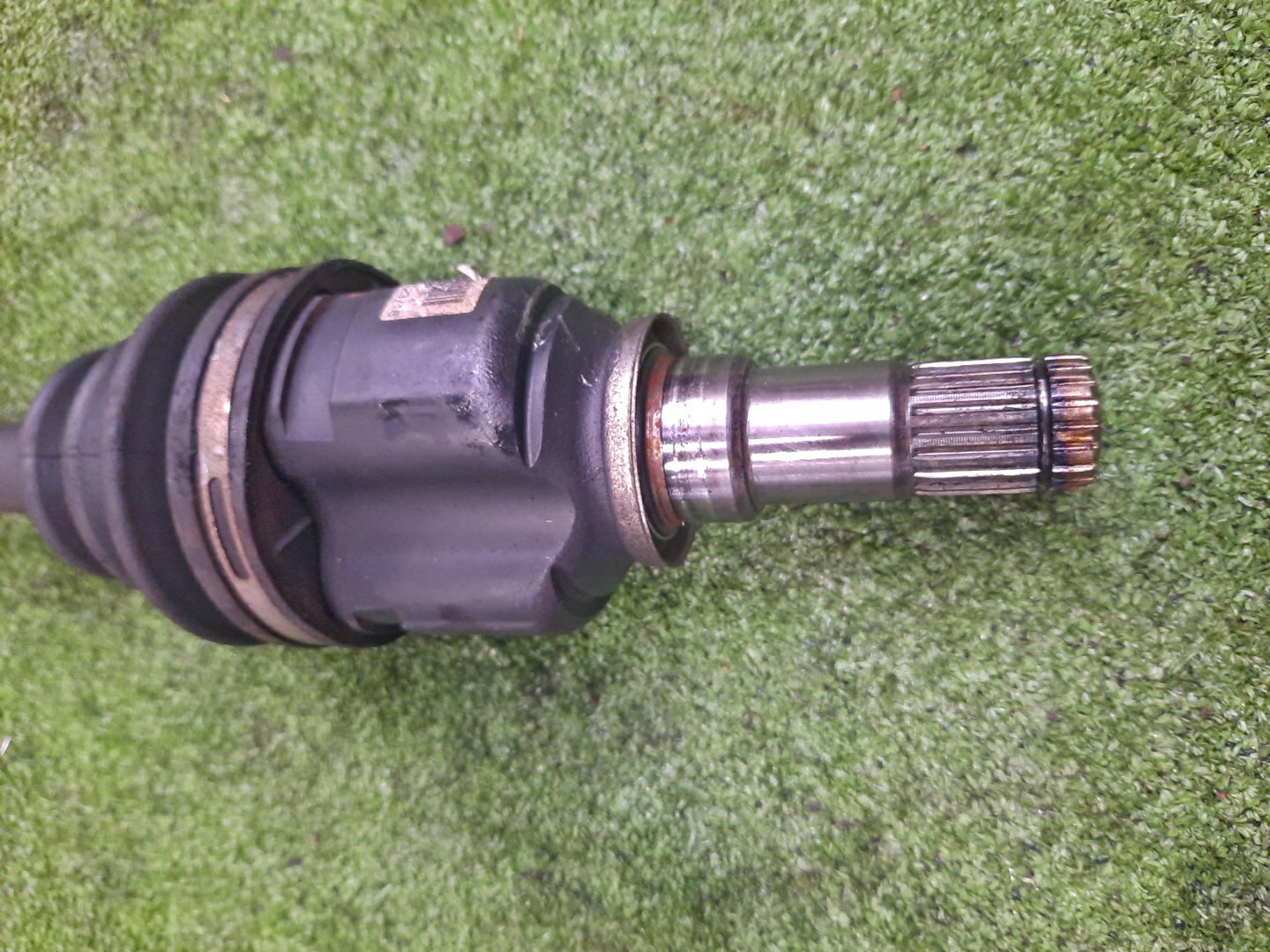 Привод левый передний TOYOTA COROLLA FIELDER, AQUA, COROLLA  AXIO NKE165G, NHP10, NKE165 1NZ-FXE 3 ракурс