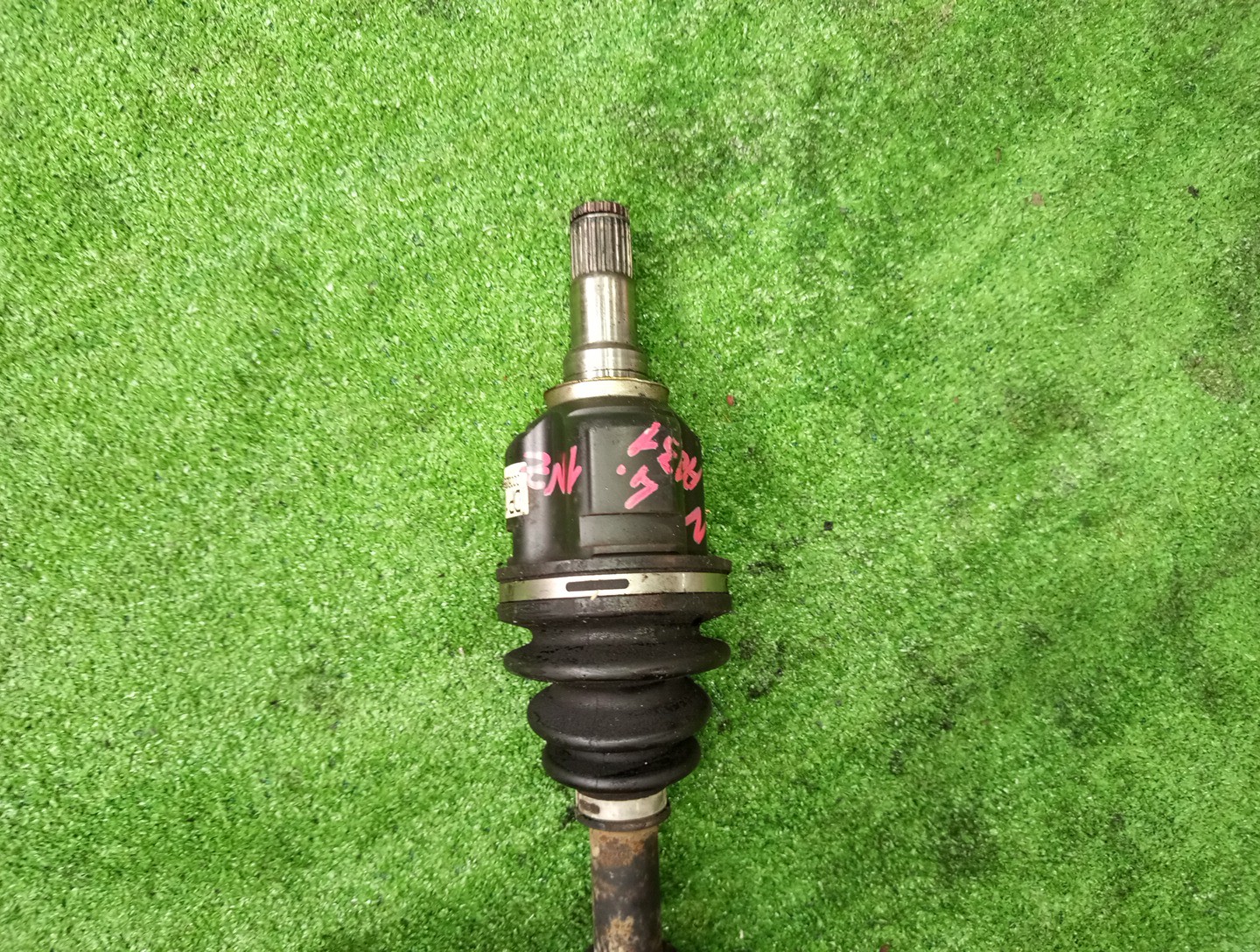 Привод левый передний TOYOTA IST, VITZ, COROLLA FIELDER, RACTIS, PORTE, SPADE, COROLLA  AXIO NCP110, NCP131, NZE161G, NCP120, NCP122, NCP141, NZE161 1NZ-FE 3 ракурс