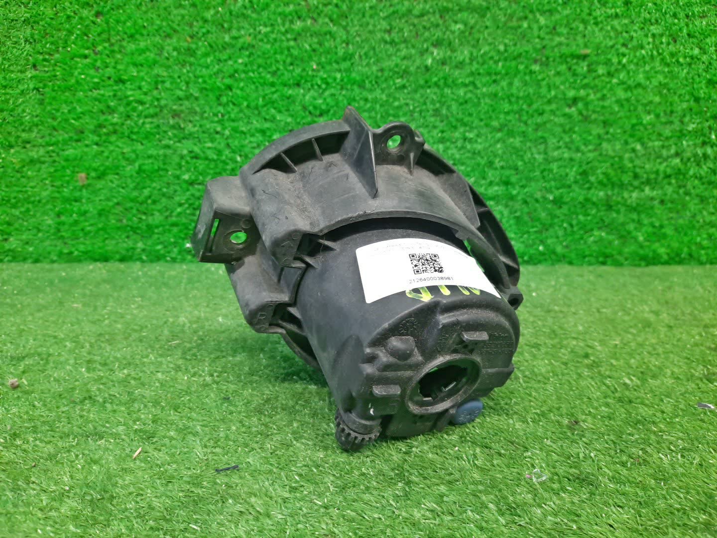 Туманка правая передняя TOYOTA ISIS ZNM10, ZNM10W, ANM10, ANM10W, ANM15, ANM15W, ZGM10, ZGM10W, ZGM11, ZGM11W, ZGM15, ZGM15W, ANM10G, ZGM10G, ANM15G, ZNM10G, ZGM11G, ZGM15G 2 ракурс