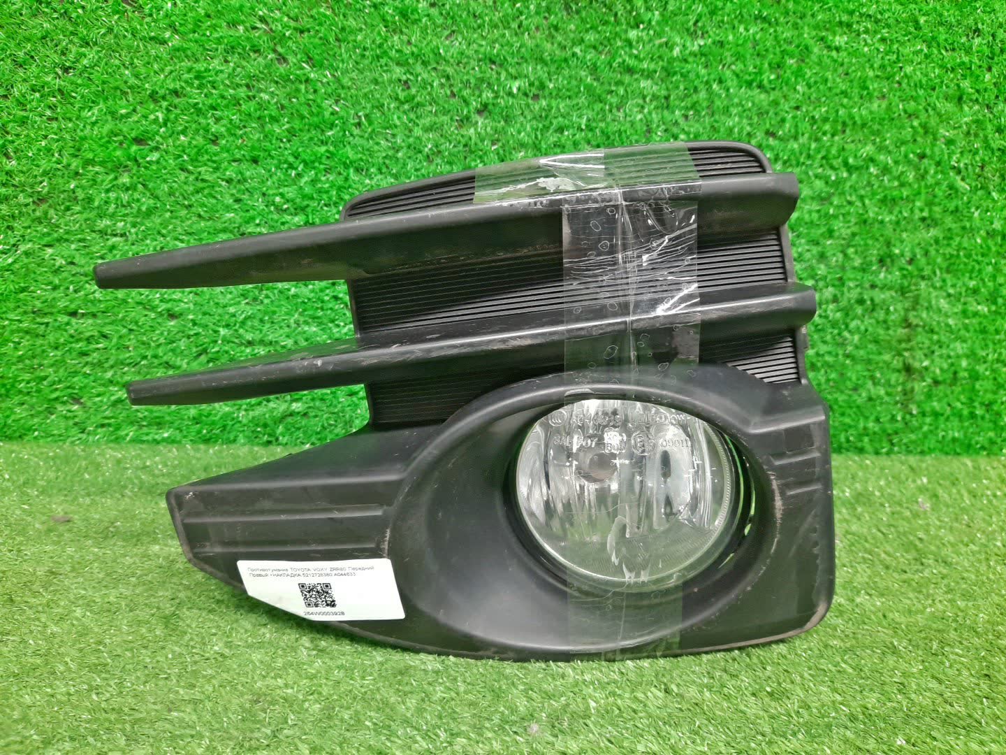 Туманка правая передняя TOYOTA VOXY ZRR70G 1 ракурс