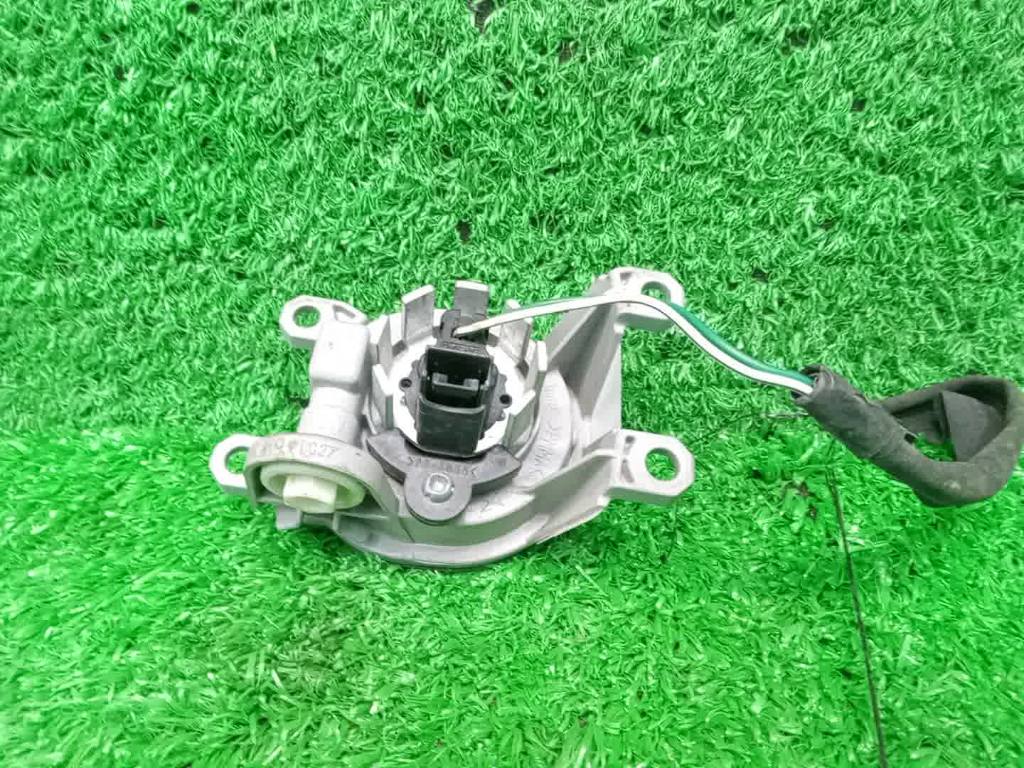 Туманка правая передняя TOYOTA COROLLA ZWE211 2 ракурс