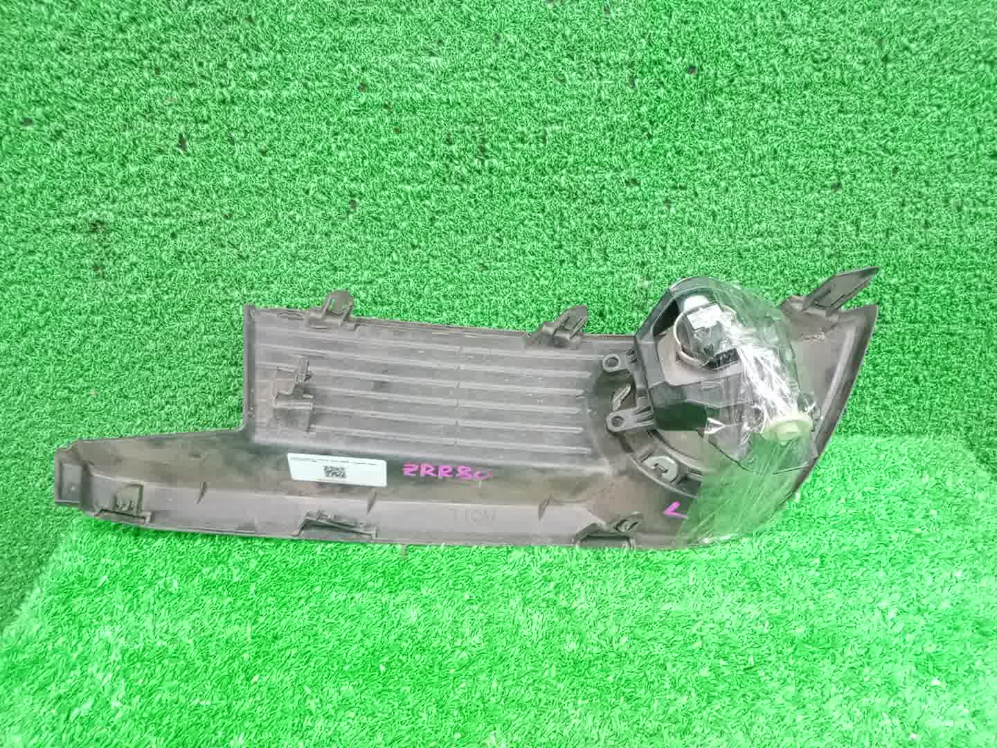 Туманка левая передняя TOYOTA NOAH ZRR80G 2 ракурс