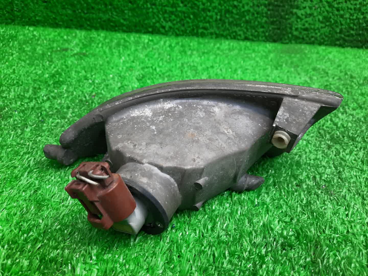 Туманка правая передняя TOYOTA BREVIS JCG10 2 ракурс