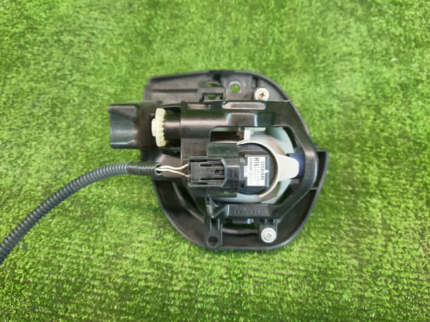 Туманка правая передняя TOYOTA PORTE NCP141 2 ракурс