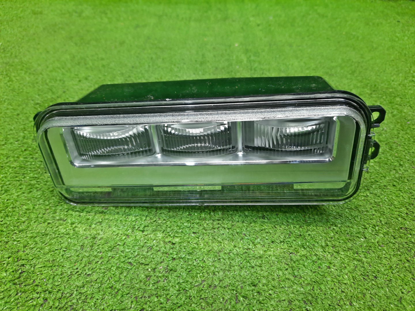 Туманка правая передняя TOYOTA SEQUOIA VXKH85L 81210-0C050 1 ракурс
