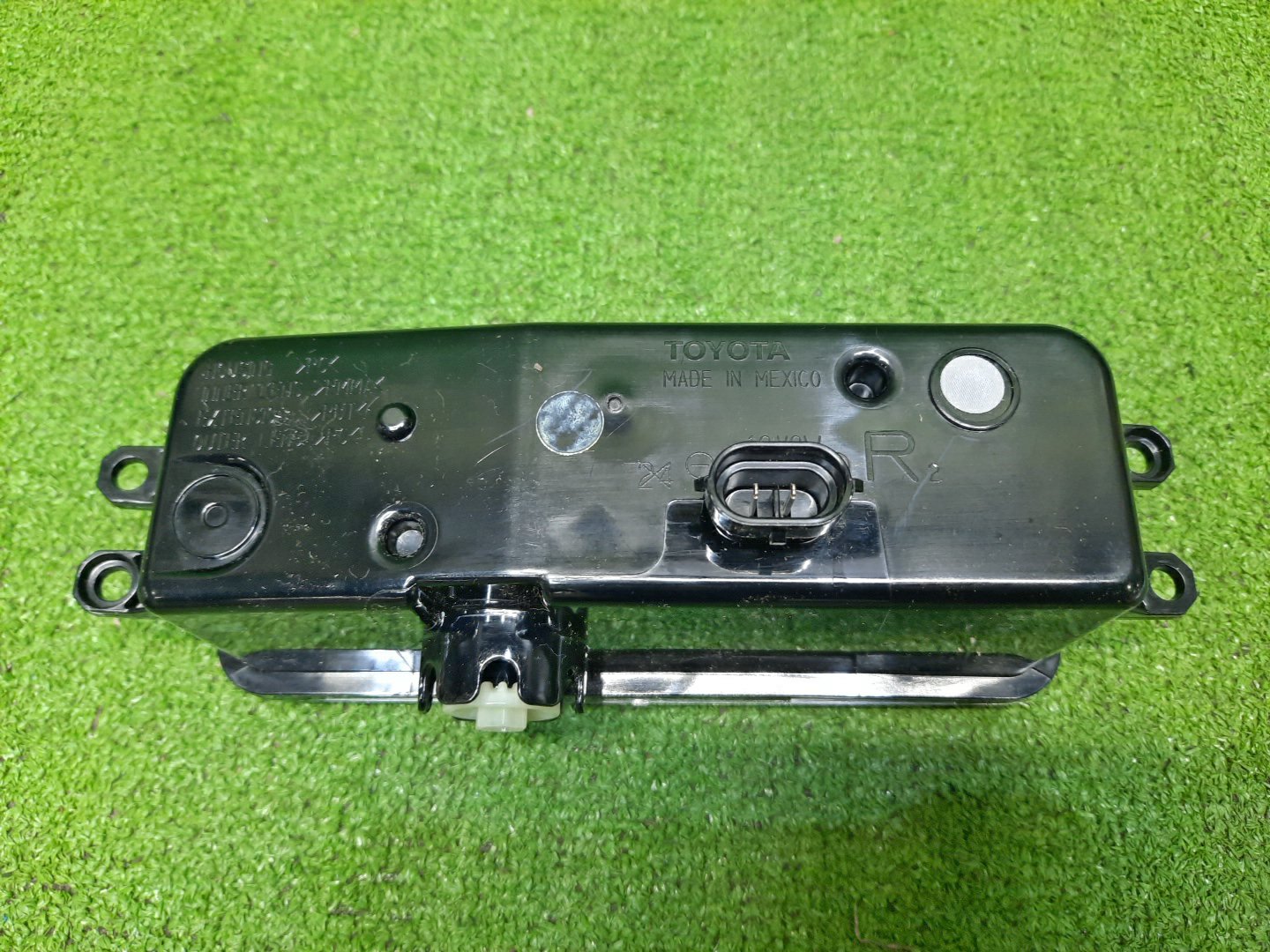 Туманка правая передняя TOYOTA SEQUOIA VXKH85L 81210-0C050 2 ракурс