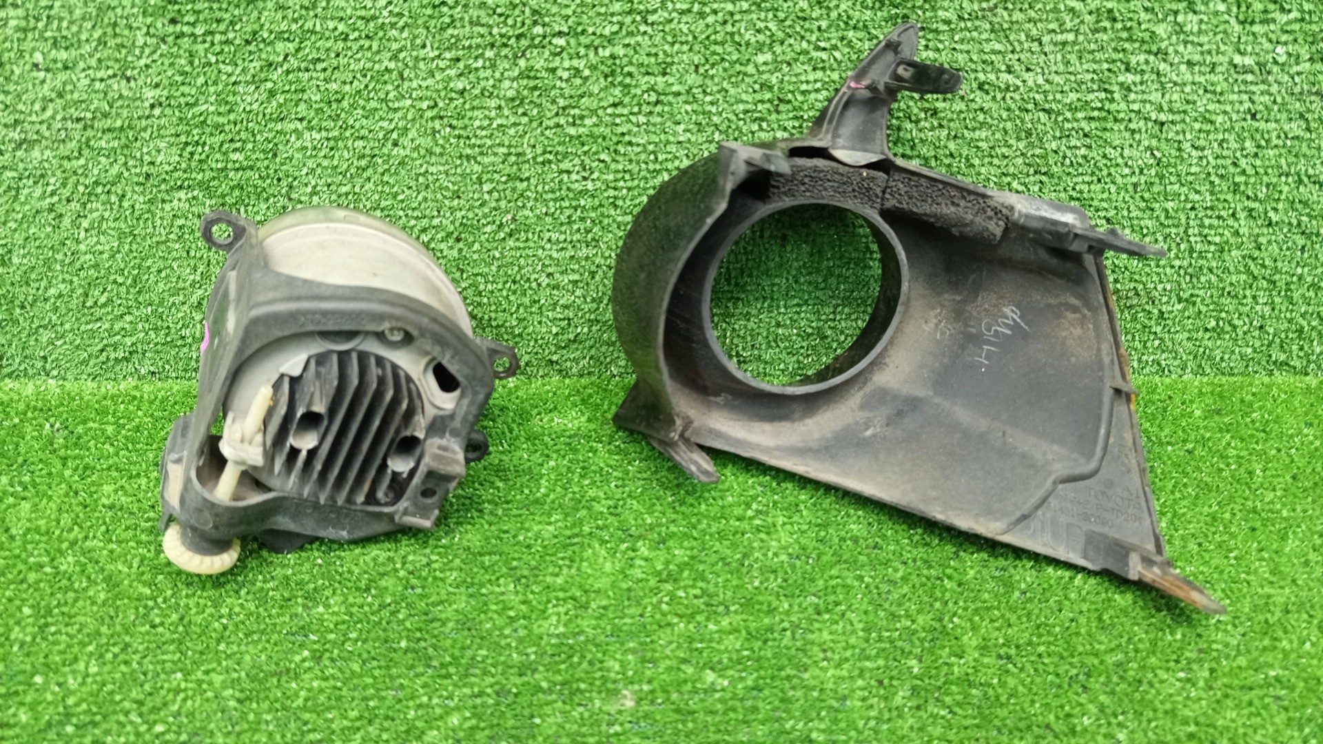 Туманка правая передняя TOYOTA CROWN AWS210 81481-30090 4 ракурс