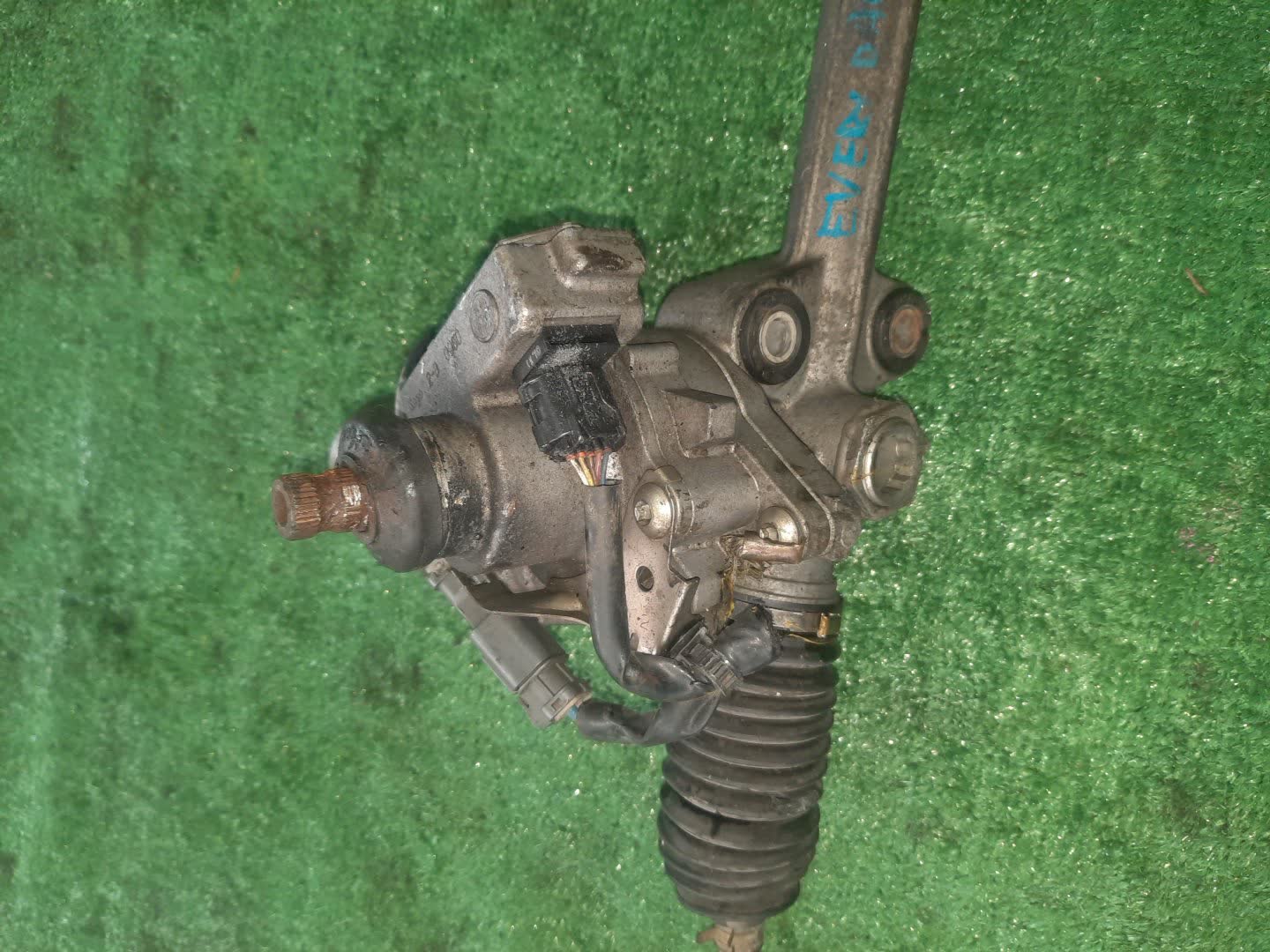 Рулевая рейка передняя SUZUKI EVERY DA64W K6A 3 ракурс Рулевая рейка передняя SUZUKI EVERY DA64W K6A 3 ракурс