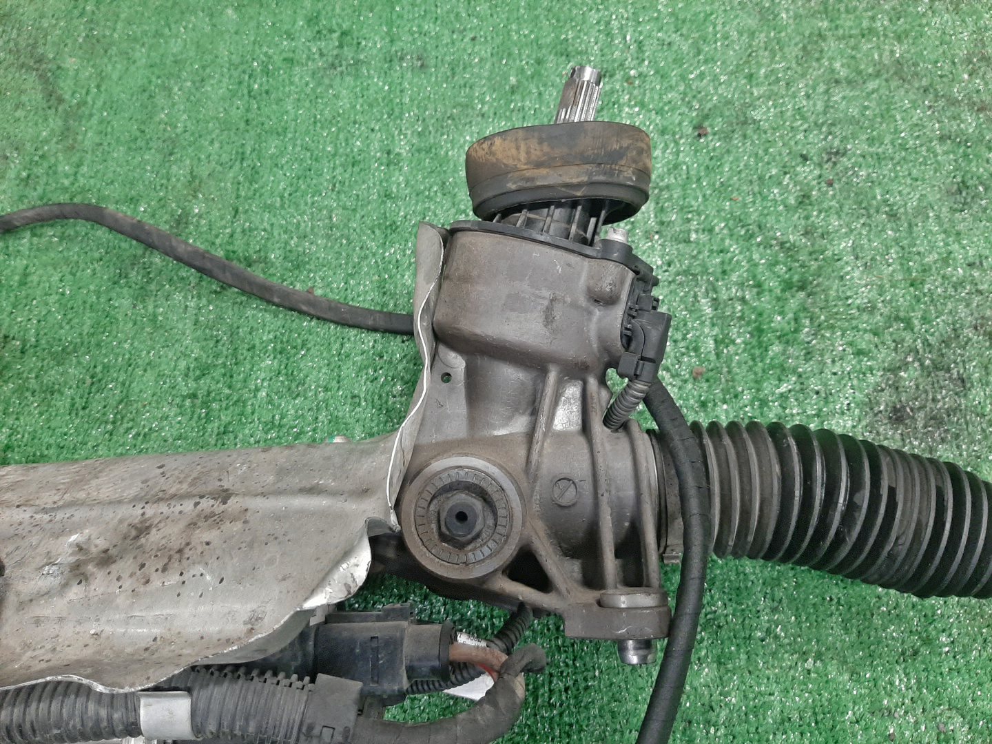 Рулевая рейка передняя VOLKSWAGEN SHARAN 7N1 CAVA 3 ракурс Рулевая рейка передняя VOLKSWAGEN SHARAN 7N1 CAVA 3 ракурс