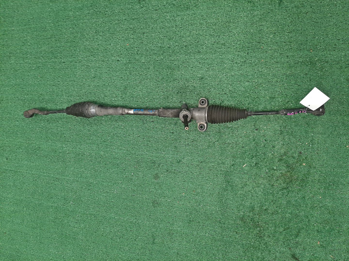 Рулевая рейка передняя  TOYOTA PASSO, BB, BOON, COO KGC15, KGC10, QNC10, QNC20, QNC21, QNC25, M301S, M310S, M300S, M401S, M402S, M411S 1KR-FE, K3-VE, 3SZ-VE 1 ракурс