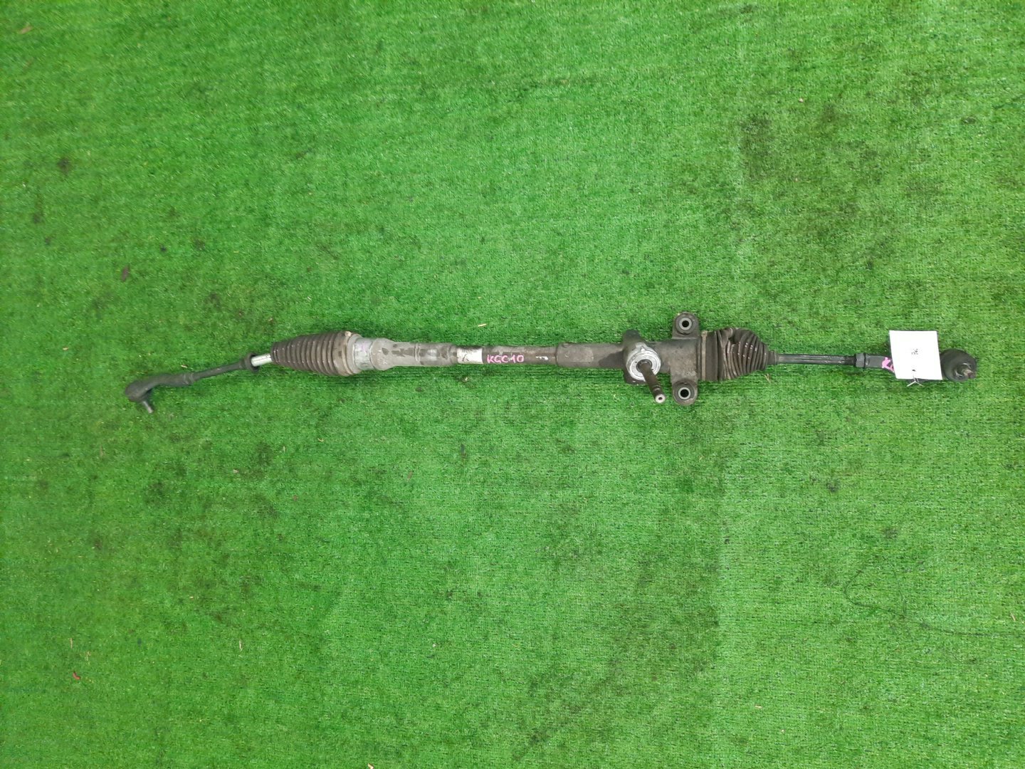 Рулевая рейка передняя  TOYOTA PASSO, BB, BOON, COO KGC15, KGC10, QNC10, QNC20, QNC21, QNC25, M301S, M310S, M300S, M401S, M402S, M411S 1KR-FE, K3-VE, 3SZ-VE 1 ракурс