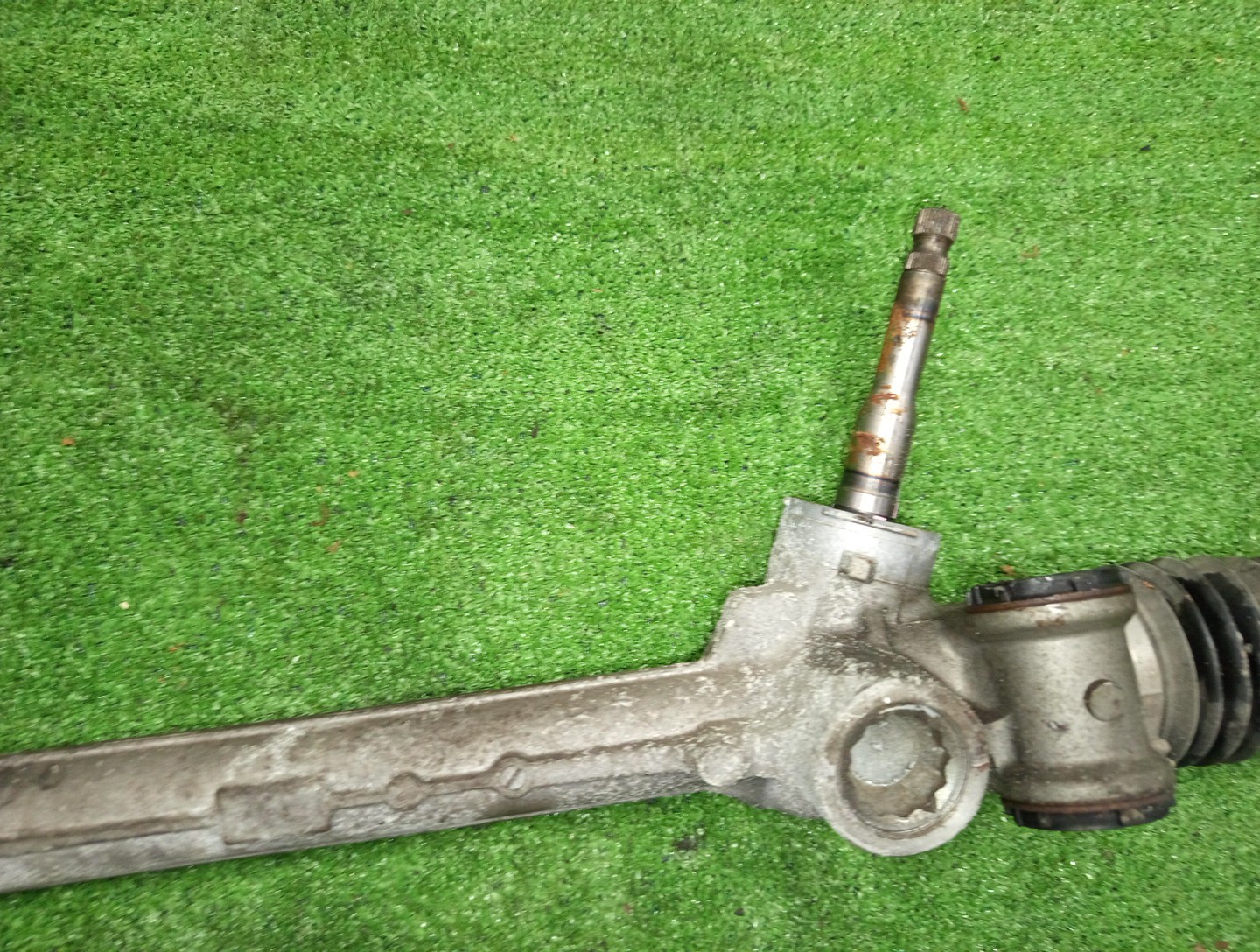 Рулевая рейка передняя TOYOTA IST, VITZ, RACTIS, BELTA NCP110, ZSP110, SCP90, KSP90, NCP91, NCP100, SCP100, KSP92, SCP92 1NZ-FE, 2ZR-FE, 2SZ-FE, 1KR-FE 3 ракурс Рулевая рейка передняя TOYOTA IST, VITZ, RACTIS, BELTA NCP110, ZSP110, SCP90, KSP90, NCP91, NCP100, SCP100, KSP92, SCP92 1NZ-FE, 2ZR-FE, 2SZ-FE, 1KR-FE 3 ракурс