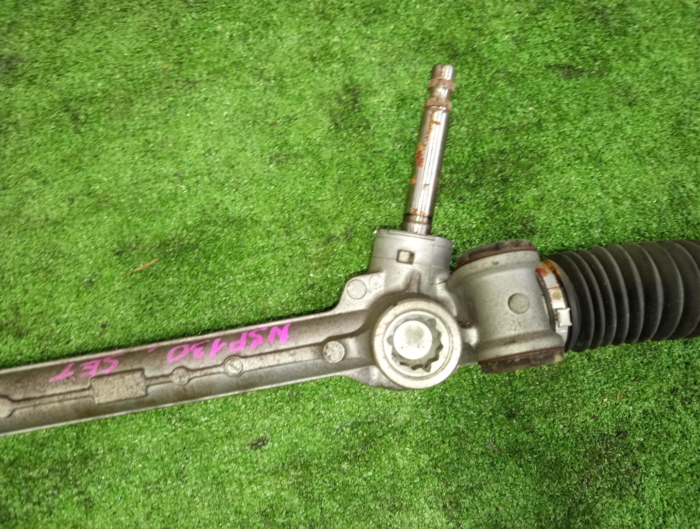 Рулевая рейка передняя TOYOTA VITZ KSP130, NSP130, NHP130, NSP135, NCP131 1KR-FE, 1NR-FE, 1NZ-FXE, 1NZ-FE 3 ракурс Рулевая рейка передняя TOYOTA VITZ KSP130, NSP130, NHP130, NSP135, NCP131 1KR-FE, 1NR-FE, 1NZ-FXE, 1NZ-FE 3 ракурс