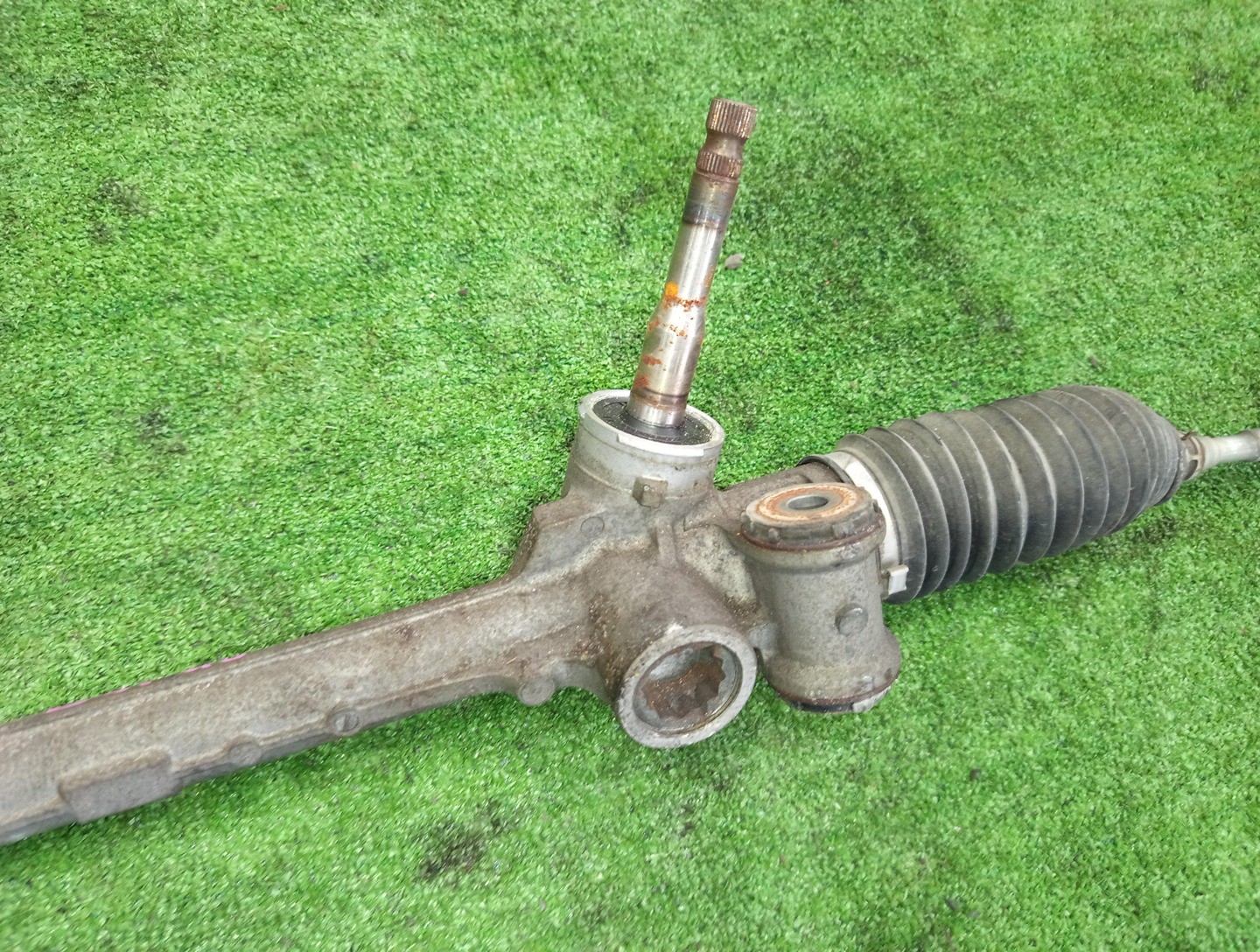 Рулевая рейка передняя TOYOTA IST, VITZ, RACTIS, BELTA NCP110, ZSP110, SCP90, KSP90, NCP91, NCP100, SCP100, KSP92, SCP92 1NZ-FE, 2ZR-FE, 2SZ-FE, 1KR-FE 3 ракурс Рулевая рейка передняя TOYOTA IST, VITZ, RACTIS, BELTA NCP110, ZSP110, SCP90, KSP90, NCP91, NCP100, SCP100, KSP92, SCP92 1NZ-FE, 2ZR-FE, 2SZ-FE, 1KR-FE 3 ракурс